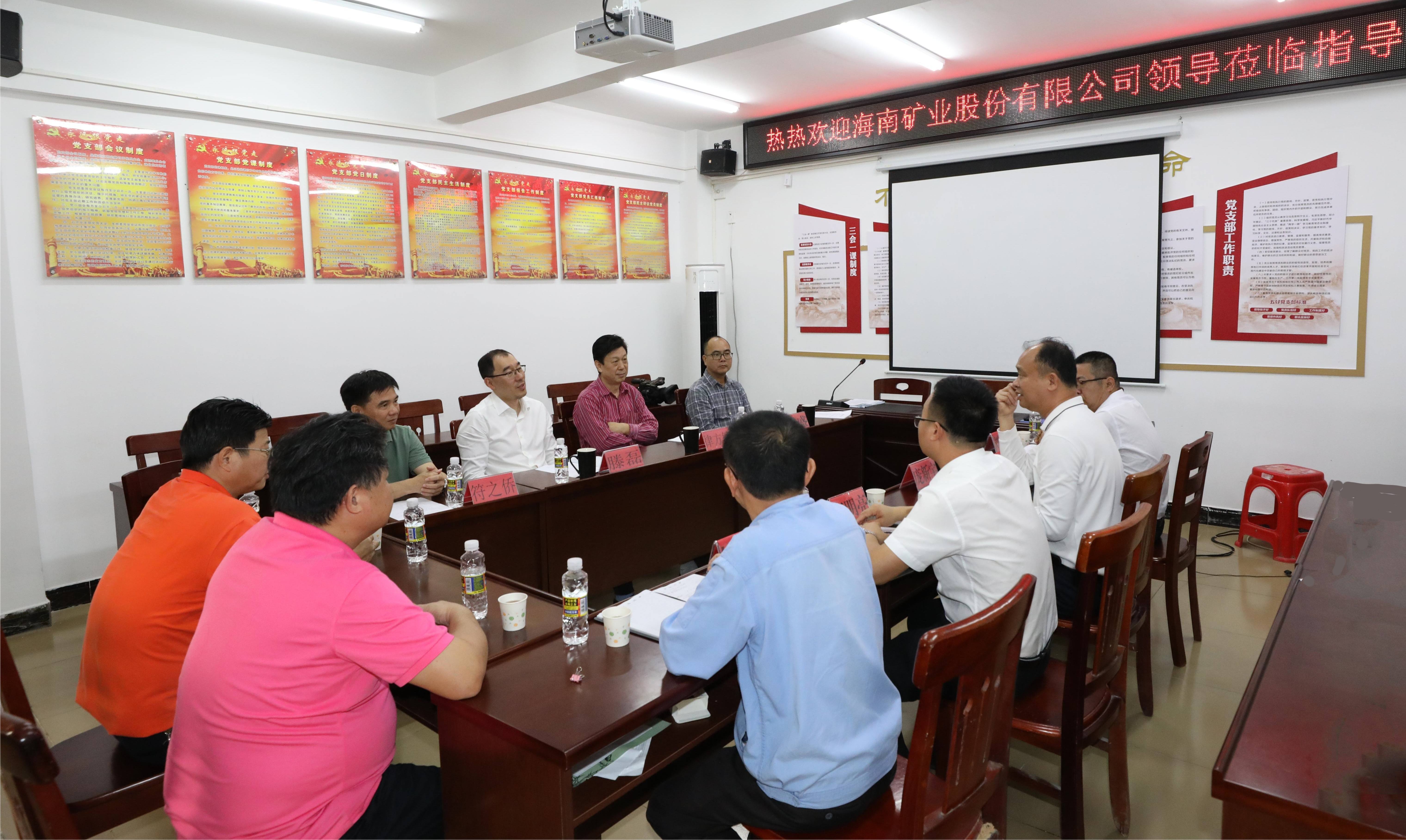 海南礦業總裁滕磊到興詩村開展調研與慰問