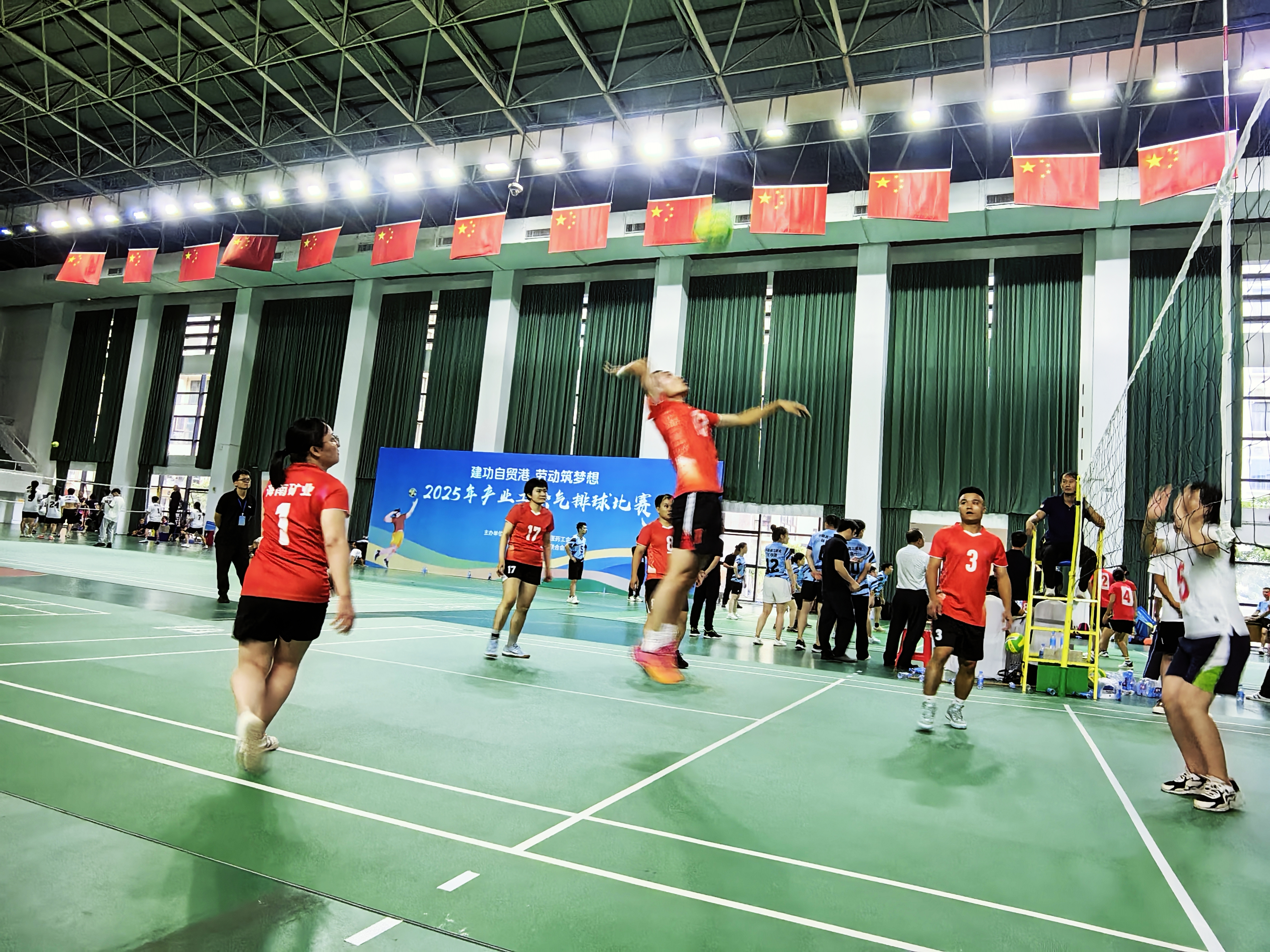 海南礦業(yè)參加海南省產(chǎn)業(yè)工會氣排球比賽獲“優(yōu)秀組織獎(jiǎng)”